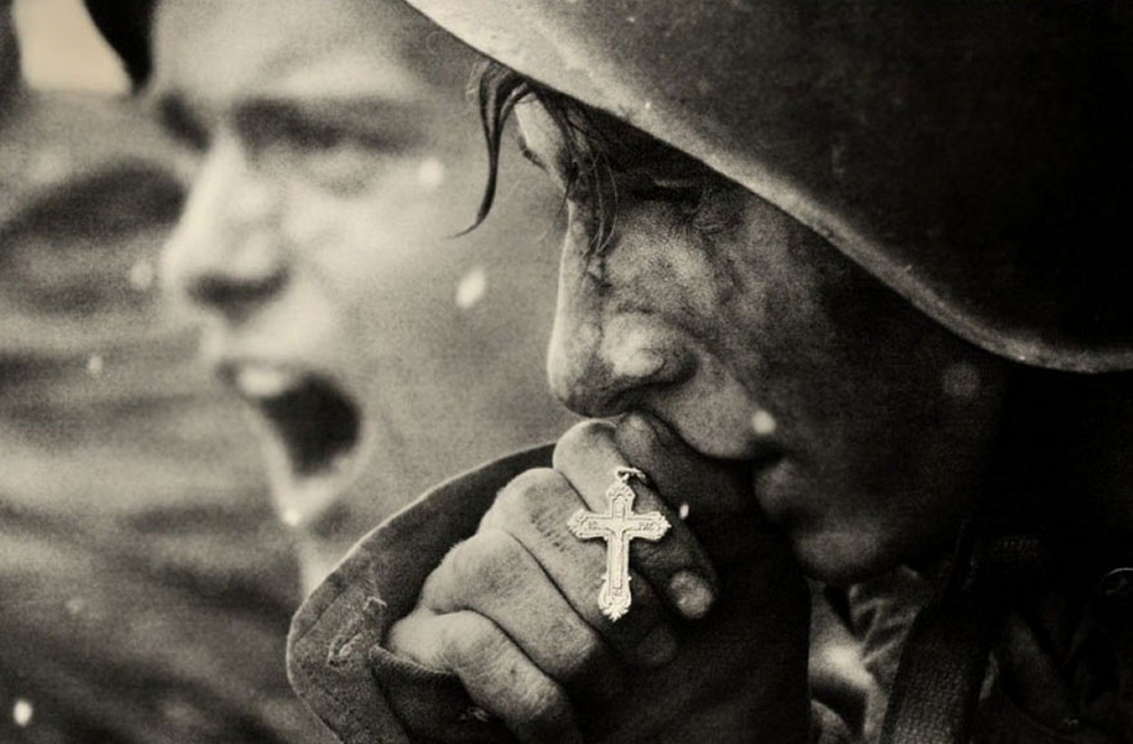 사진: 쿠르스크 전투를 앞두고 기도하는 러시아 병사, 작자 미상, 1943